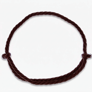 Cordéo Chocolat de Hobby Horse LarDen, corde simple en polypropylène foncé nouée en cercle avec deux nœuds sur les côtés opposés, présentée sur fond blanc uni.