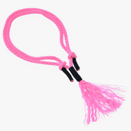 Cordéo Rose Festif de Hobby Horse LarDen, corde tressée artisanale rose vif avec boucles nouées, extrémités enveloppées de noir et pompons effilochés, idéal pour monter sans bride ou comme accessoire de cordéo pour Hobby Horse.