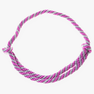 Cordéo rayé rose de Hobby Horse LarDen avec brins torsadés artisanaux rose, blanc et violet en boucle circulaire avec extrémités nouées, idéal pour monter sans bride. Présenté élégamment sur fond blanc.