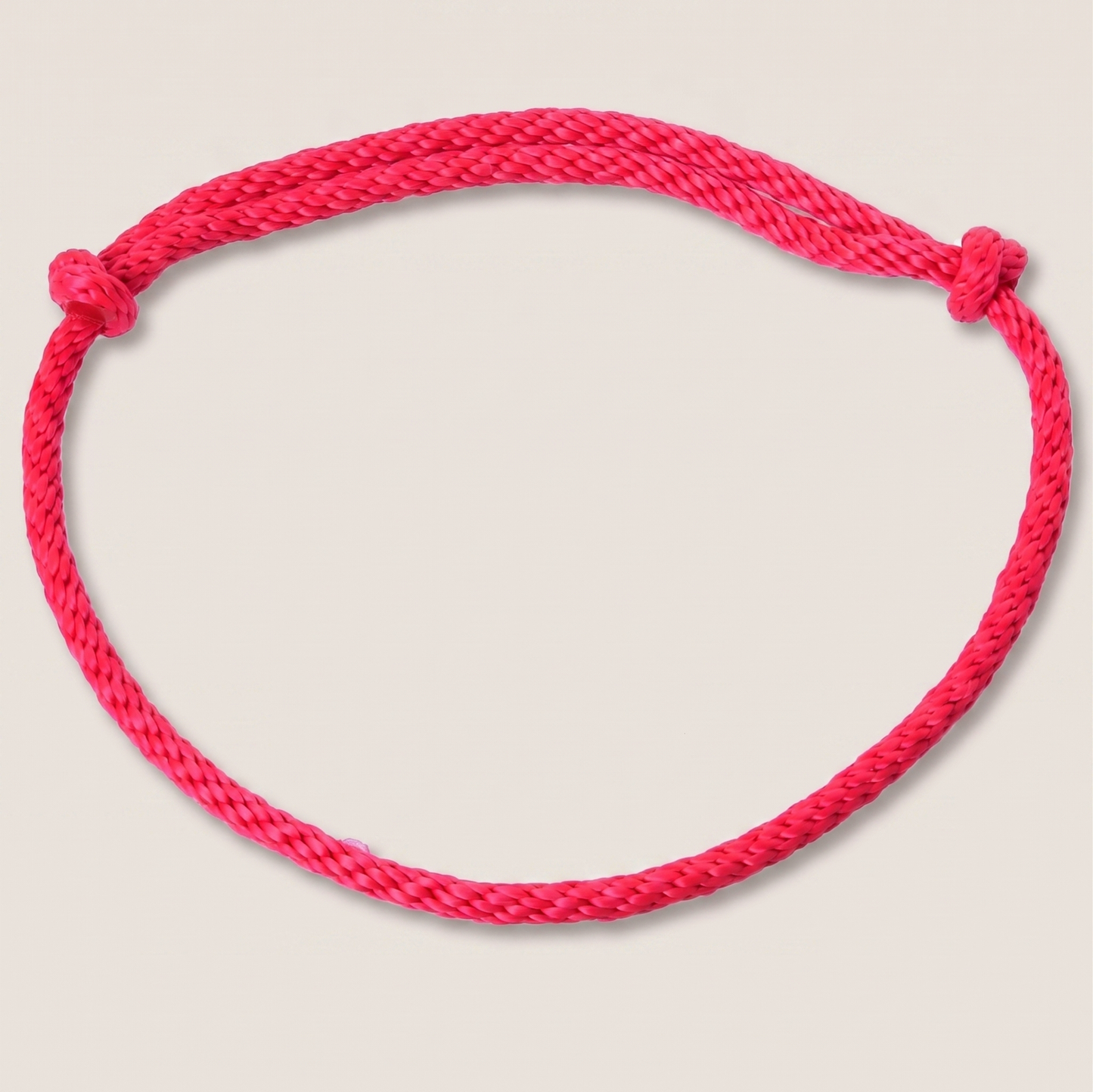 Cordéo rouge (taille S) de Hobby Horse LarDen, bracelet en corde rouge fait main avec nœuds aux extrémités formant une boucle fermée, présenté sur fond blanc.