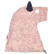 Combinaison de protection Hobby Horse Cosmos (Lycra) de Hobby Horse LarDen en Lycra rose avec motifs, avec une oreille bleu marine, une ouverture pour l’oreille et une étiquette de marque rose sur le côté, conçue pour s’adapter sur la tête de votre Hobby Horse.