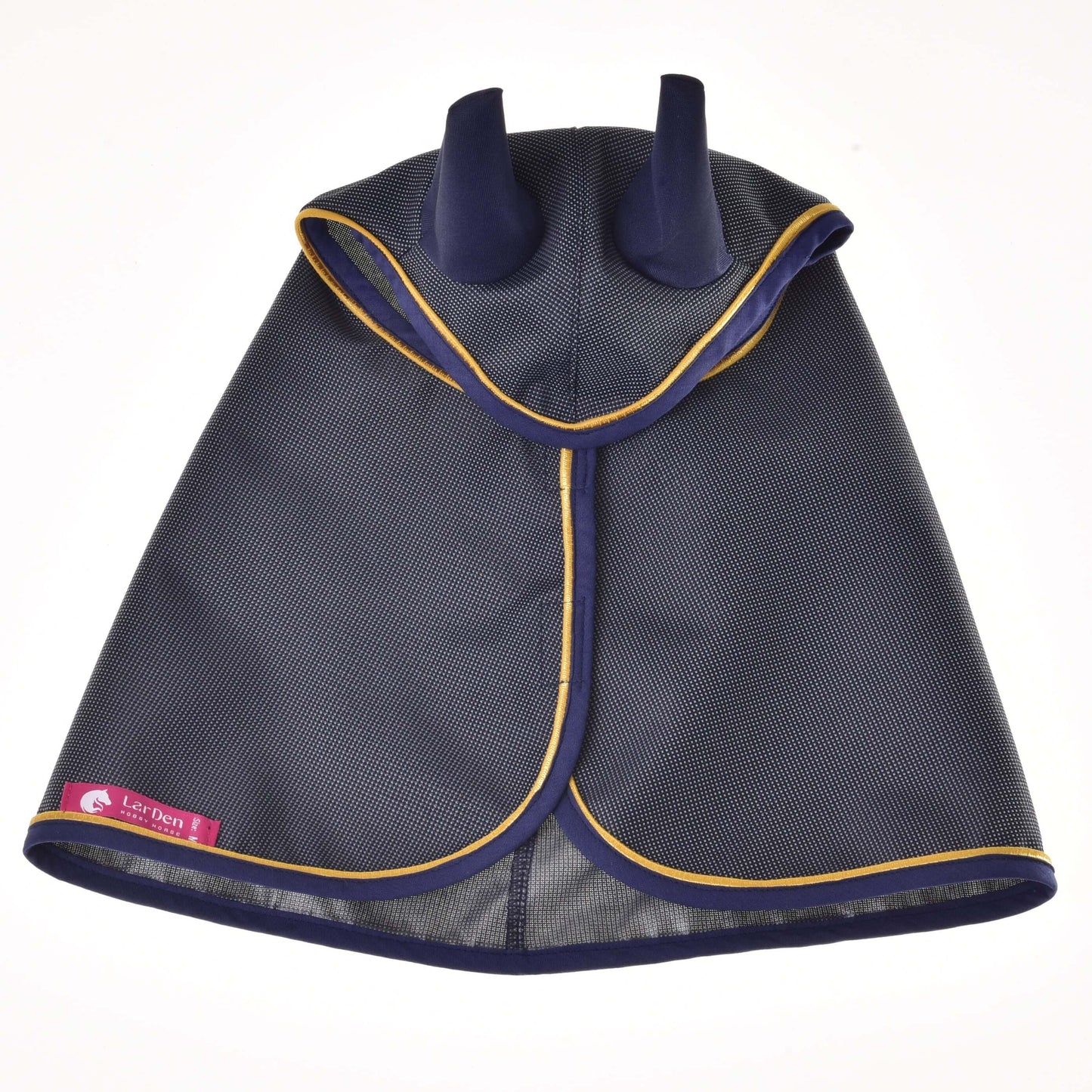 Regendecke Crone von Hobby Horse LarDen ist eine dunkelgraue Fliegenmaske aus Mesh für Pferde mit dunkelblauen Ohren und gelber Einfassung sowie einem rosa Etikett – ideal als Accessoire für deine Hobby Horse Sammlung.