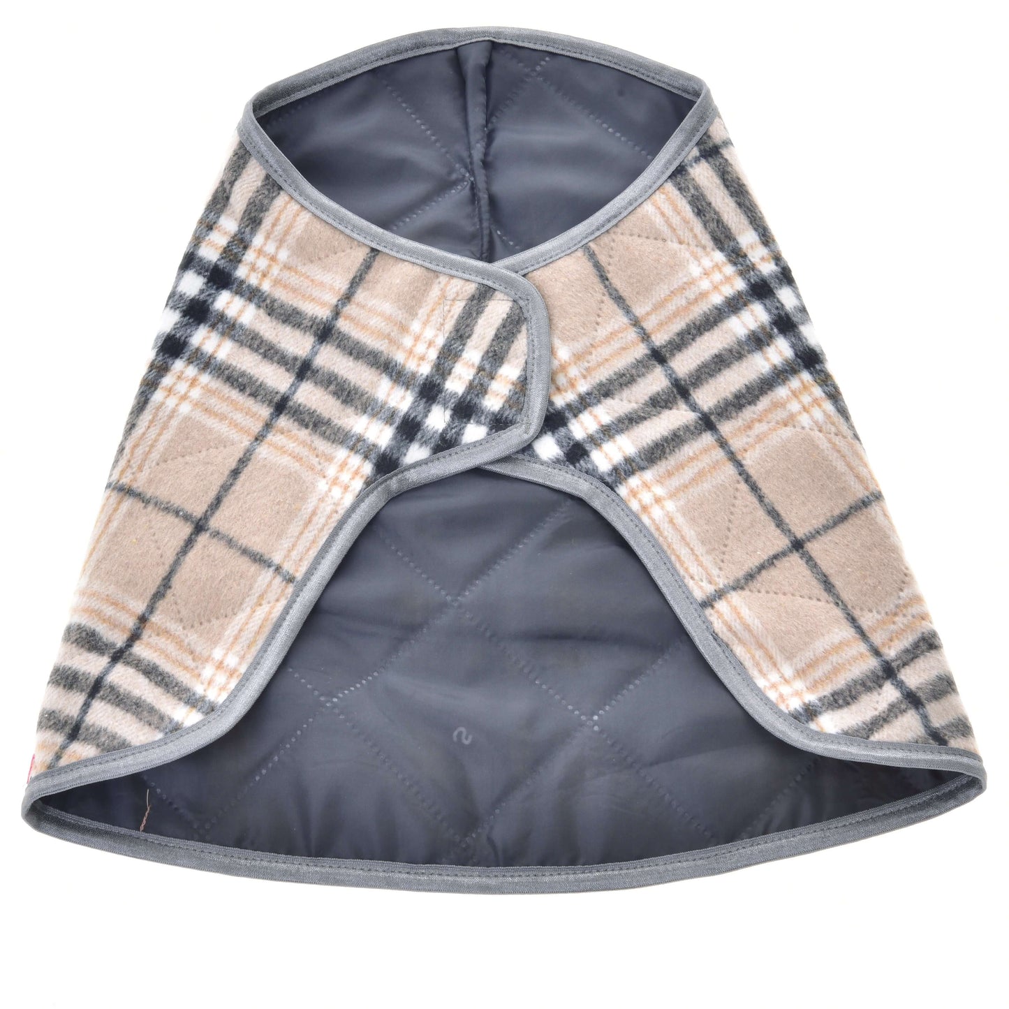 Decke Cremo England von Hobby Horse LarDen ist ein stilvoller kleiner gesteppter karierter Hundemantel in Beige, Schwarz und Weiß mit grauer Einfassung und Wickeldesign – ideal als Kombination mit einer Fliegenhaube für zusätzlichen Insektenschutz. Flach ausgelegt vor weißem Hintergrund.