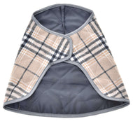 Decke Cremo England von Hobby Horse LarDen ist ein stilvoller kleiner gesteppter karierter Hundemantel in Beige, Schwarz und Weiß mit grauer Einfassung und Wickeldesign – ideal als Kombination mit einer Fliegenhaube für zusätzlichen Insektenschutz. Flach ausgelegt vor weißem Hintergrund.