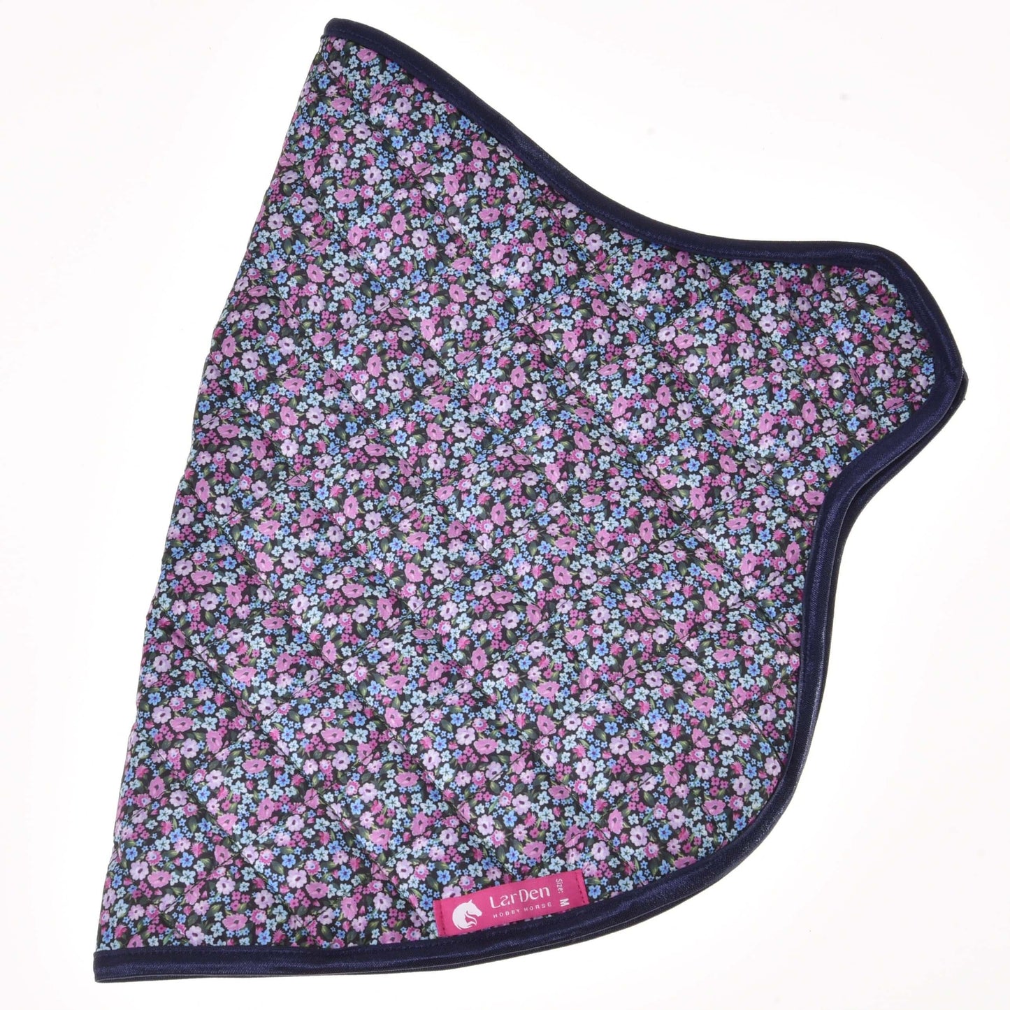Bandana Couverture Fleur de Hobby Horse LarDen, avec tissu floral à petites fleurs bleues, violettes et roses, bordure bleu foncé et étiquette rose LorDen dans un coin, présenté sur fond blanc.