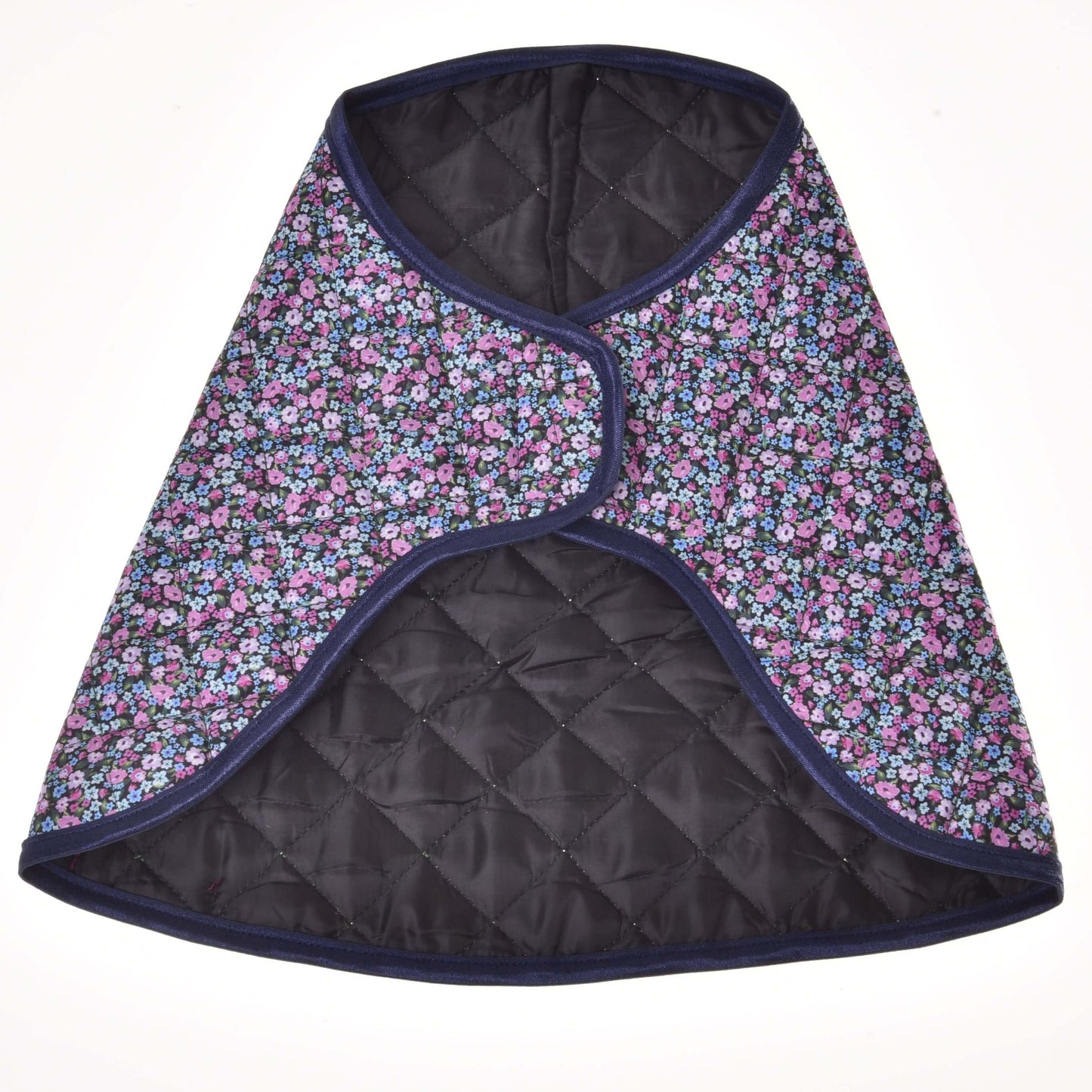 Couverture Fleur de Hobby Horse LarDen, un vêtement matelassé style cape avec doublure noire, motif floral foncé de petites fleurs bleues et violettes et bordure bleu foncé, évoquant une couverture de cheval douillette.
