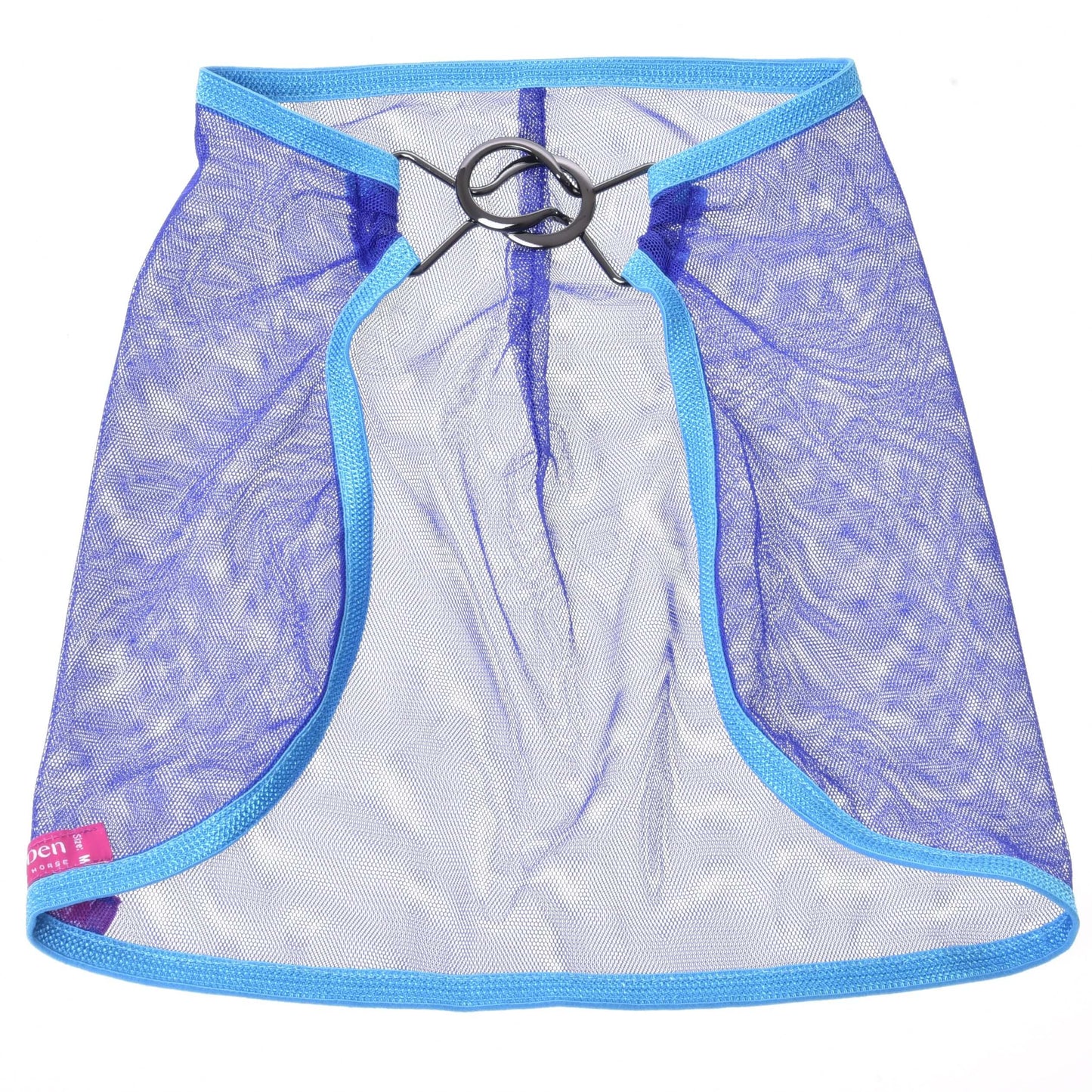 Die Fliegendecke von Hobby Horse LarDen ist ein blauer Umhang aus Mesh mit hellblauer Einfassung und zwei schwarzen Ringen am Halsausschnitt, flach vor weißem Hintergrund gezeigt. Ein kleines rosa Etikett schmückt die linke untere Ecke – ideal als Zubehör für Hobby Horse Spiel.