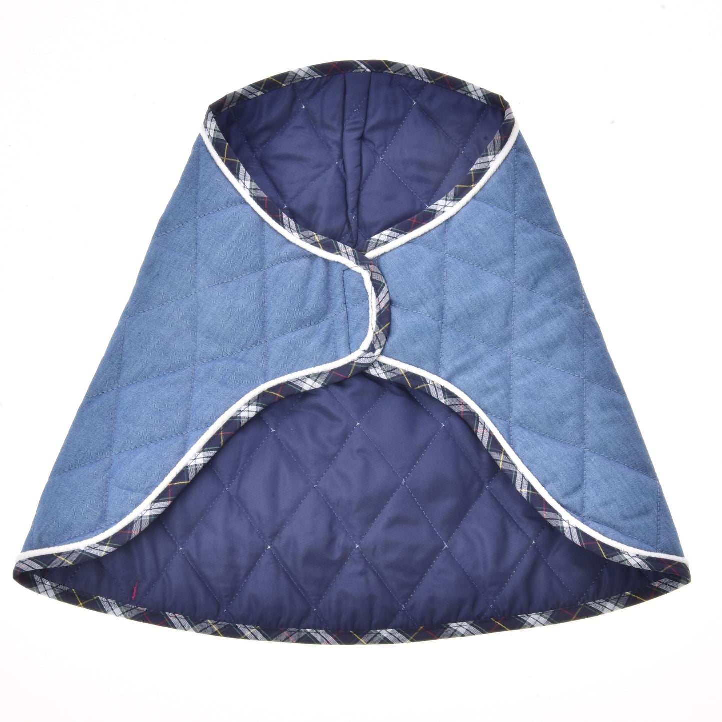 Die Decke Beautiful Jeans von Hobby Horse LarDen ist ein gesteppter blauer und marineblauer Mantel mit weißem Rand und kariertem Besatz, mit geschwungenem, überlappendem Design und Rautensteppung, flach liegend vor weißem Hintergrund.
