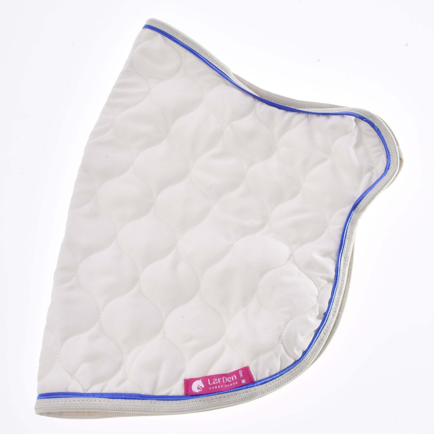 Die Decke Cream Pearl von Hobby Horse LarDen ist eine weiße, gesteppte Pferdedecke mit geschwungenen Kanten, beiger und blauer Paspel und einem rosa LarDen-Etikett – stilvoller Schutz für dein Pferd, vor weißem Hintergrund.
