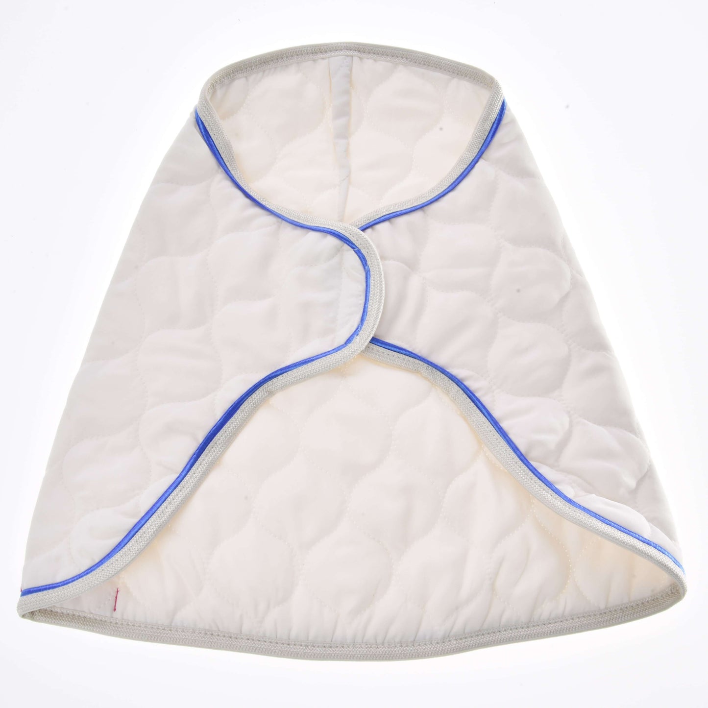 Die Decke Cream Pearl von Hobby Horse LarDen ist eine weiße, gesteppte ovale Trainingsdecke für Pferde mit grauer Einfassung und blauem Rand, zu einer Hülle gefaltet und vor weißem Hintergrund fotografiert.