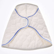Die Decke Cream Pearl von Hobby Horse LarDen ist eine weiße, gesteppte ovale Trainingsdecke für Pferde mit grauer Einfassung und blauem Rand, zu einer Hülle gefaltet und vor weißem Hintergrund fotografiert.