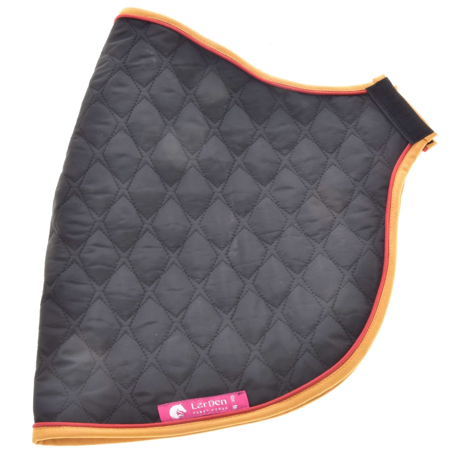 Eine schwarze, rautengesteppte Decke Flag von Hobby Horse LarDen mit orangefarbener Einfassung, einem rosa LeMieux-Etikett an der unteren Kante und einem schwarzen Riemen in der oberen rechten Ecke.