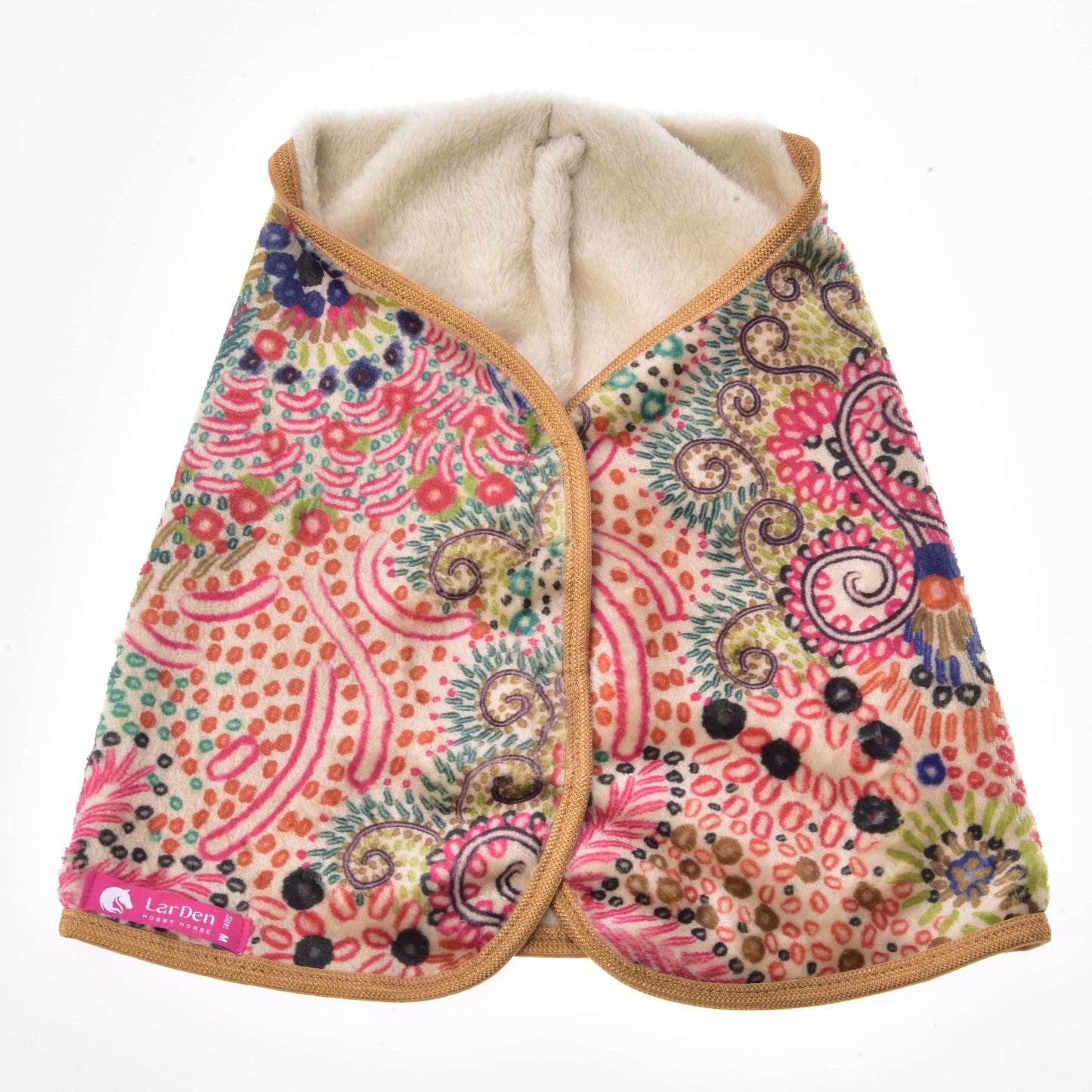 Couverture Jungle de Hobby Horse LarDen, cape à motif vif avec doublure crème douce, bordure beige et motifs floraux et à pois roses, verts, bleus et orange. Une étiquette rose LarDen apparaît dans le coin inférieur gauche.