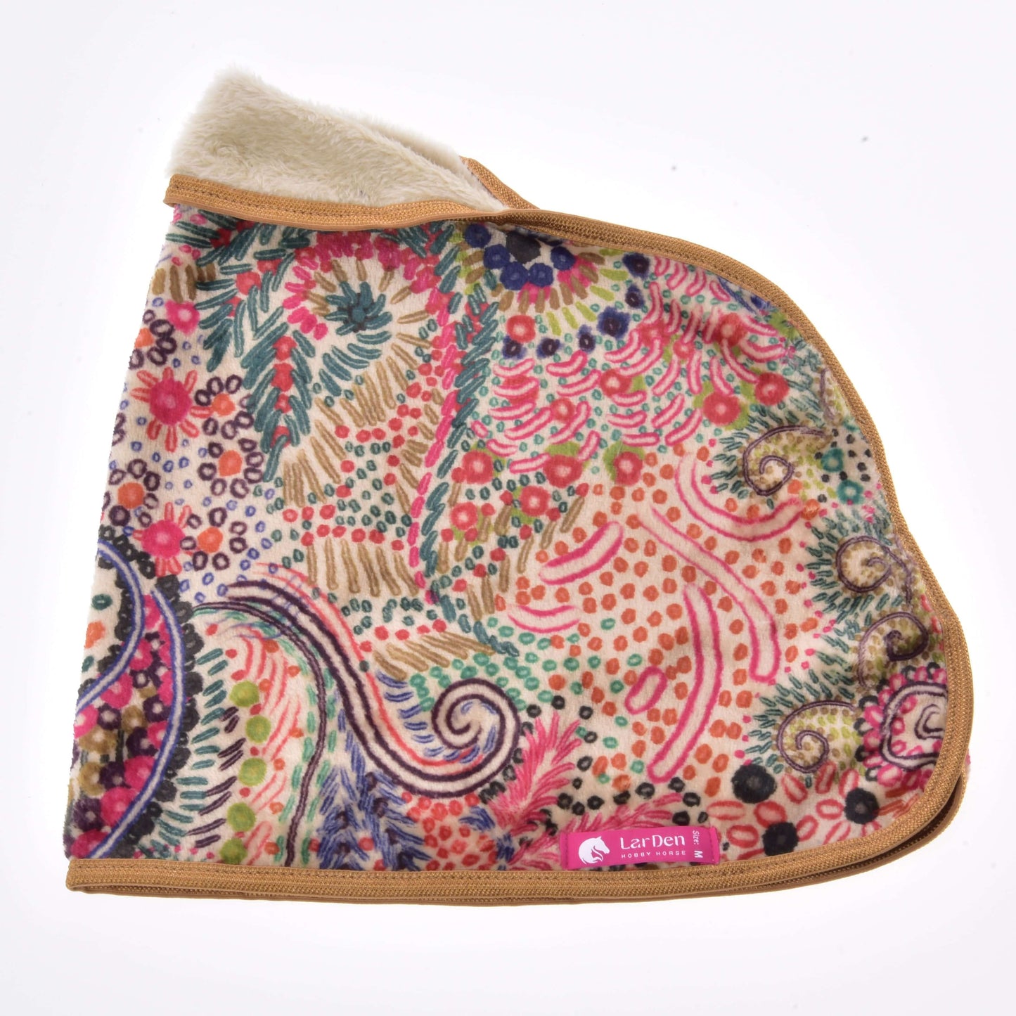 Capuche Couverture Jungle à motif cachemire vif de Hobby Horse LarDen avec bordure beige et intérieur crème doux, présentée à plat sur fond blanc. Une étiquette rose avec le nom de la marque ajoute du style pour l'entraînement ou la protection du cheval.