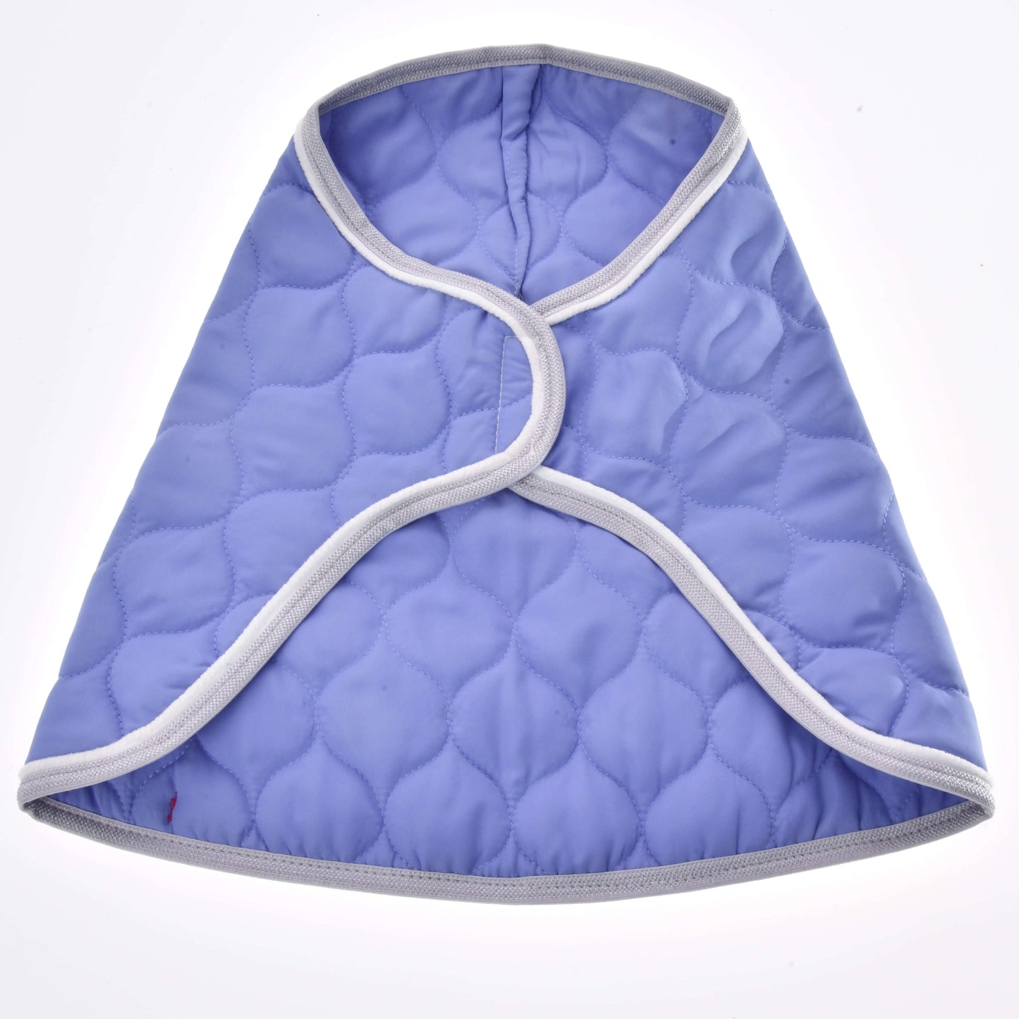 Couverture légère violette de Hobby Horse LarDen, couverture de protection matelassée violet clair pour cheval avec bordure blanche et design en forme de cape, présentée sur fond blanc.