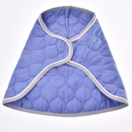 Decke Light Violett von Hobby Horse LarDen, eine gesteppte, hellviolette Schutzdecke mit weißem Besatz und capeartigem Design, vor weißem Hintergrund.