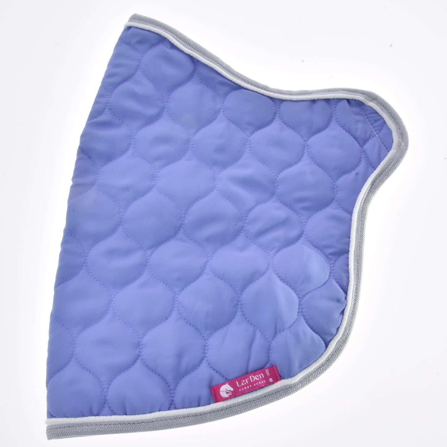 Coussin incurvé et matelassé Couverture légère violette de Hobby Horse LarDen avec bordure grise et petite étiquette rouge « Lari Dee II », présenté sur fond blanc.