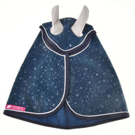 Die Regendecke Derby von Hobby Horse LarDen ist ein blauer Allwetter-Umhang mit Regentropfenmuster, weißem Besatz, zwei spitzen weißen Ohren oben und einem kleinen rosa Lett Den Etikett unten links – ideal als Accessoire für Hobby Horse Spiel.