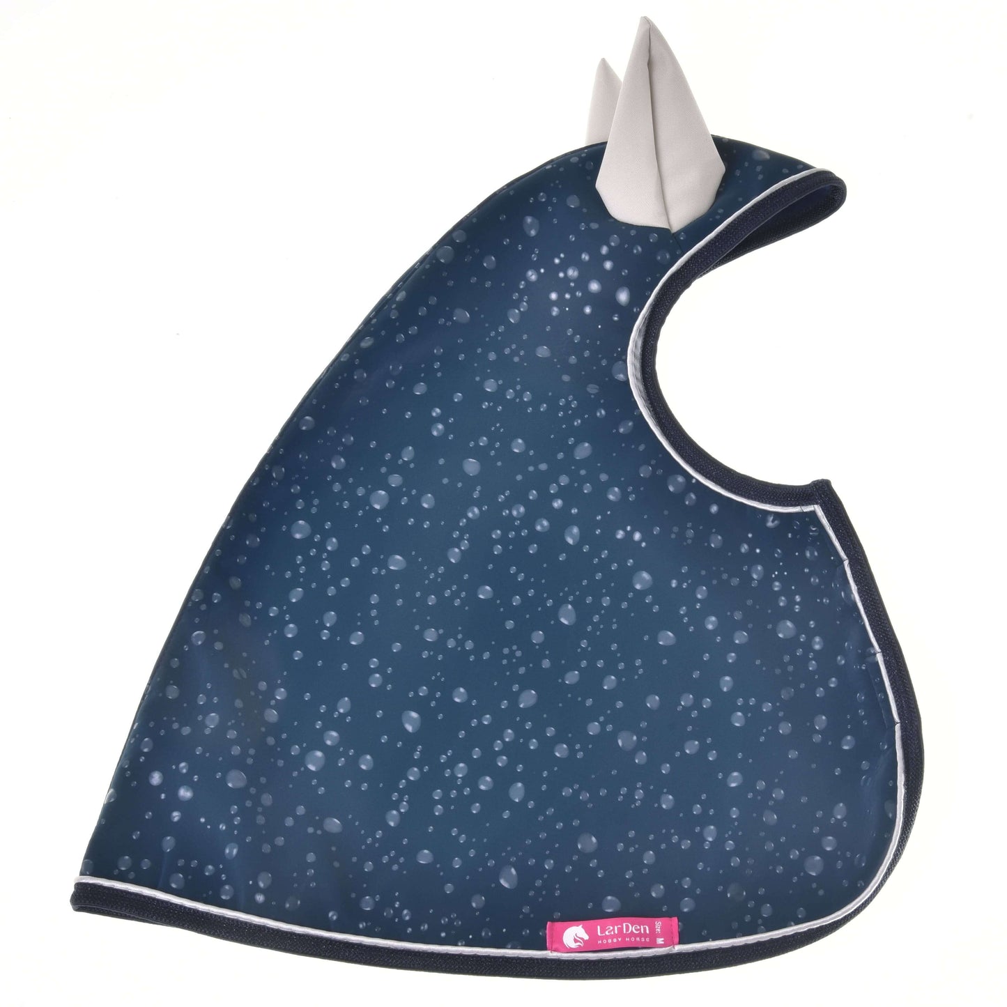 Imperméable Derby de Hobby Horse LarDen, bavoir bleu foncé pour tous les temps avec motif gouttes de pluie, oreilles grises de style animal sur le dessus, bordure noire et étiquette rose près du bord inférieur.