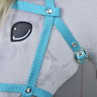 Nahaufnahme eines Plüschpferds mit hellgrauem Stoff, schwarz-weiß gesticktem Auge und dem Hobby Horse LarDen Zaumzeug mit Zügel aus Gurtband Turquoise.