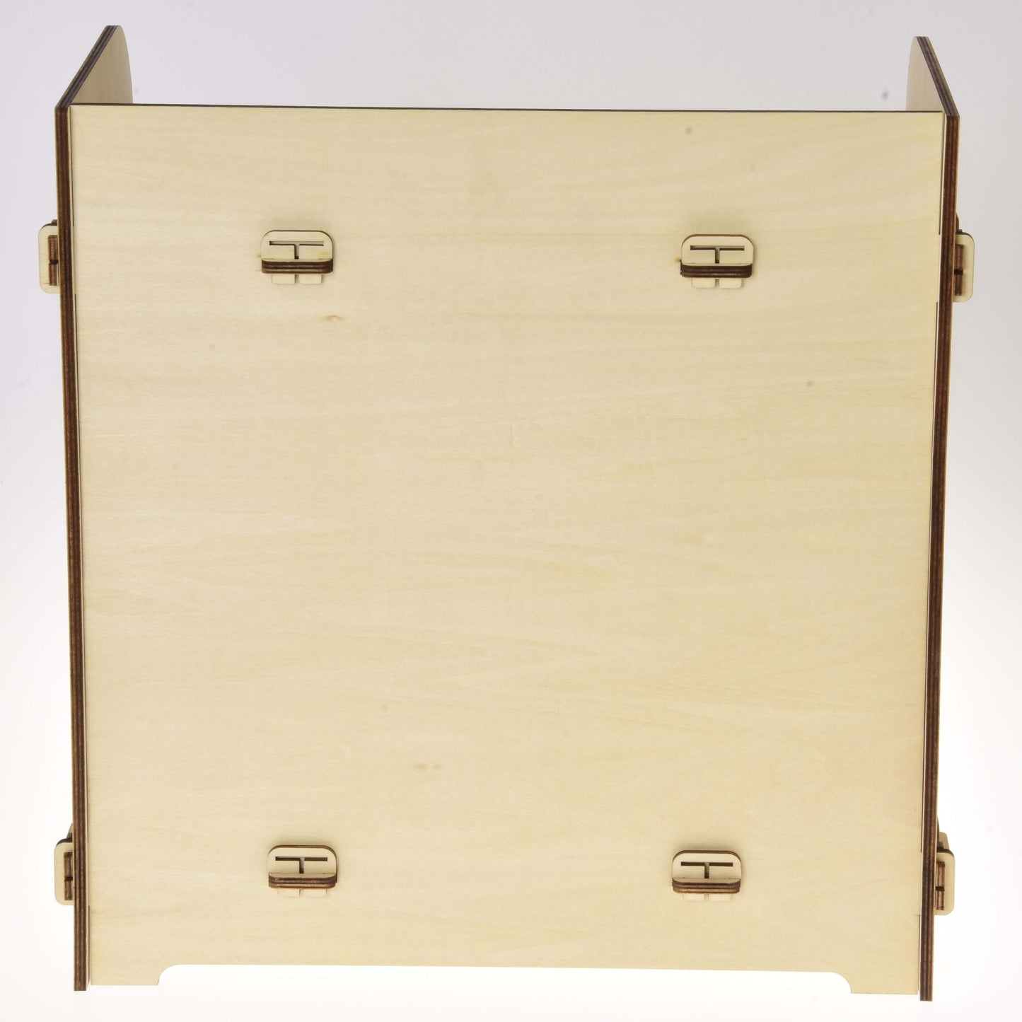Hobby Horse LarDen Stall für 2 Hobby Horse mit quadratischer Holzbasis und vier flachen rechteckigen Clips, von oben gezeigt vor weißem Hintergrund.
