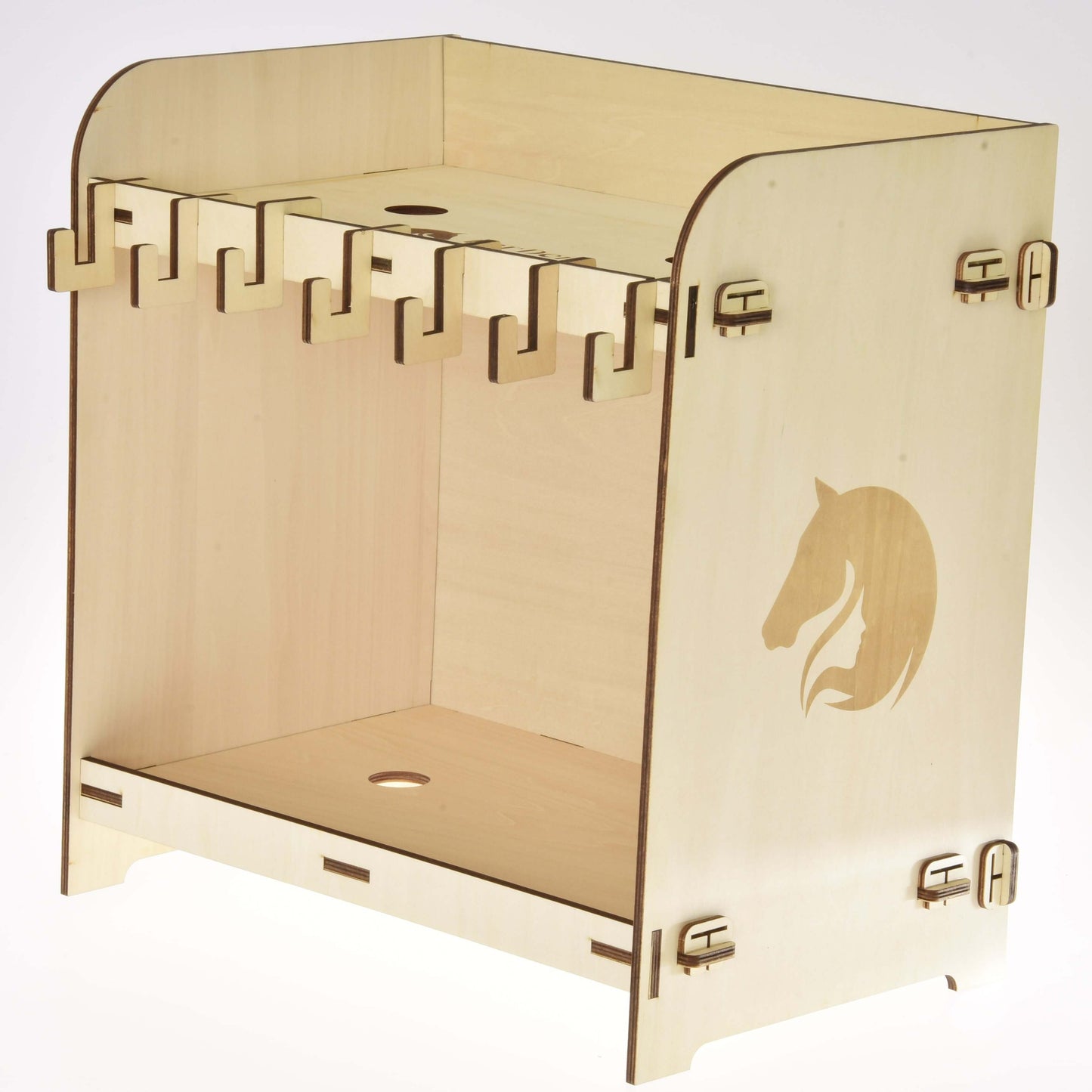 Hobby Horse LarDen Stall für 2 Hobby Horse, ein Ständer aus Sperrholz mit Pferdekopf-Design, mehreren Haken entlang der Oberseite und offenem unteren Ablagefach, ideal zum Organisieren oder Aufbewahren von Hobby Horse und zugehörigen Artikeln.
