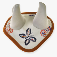 Bonnet d'oreilles Papillon (softshell) de Hobby Horse LarDen, bavoir en tissu avec cornes blanches souples et motif papillon coloré, inspiré des bonnets d’oreilles anti-insectes et fini avec une bordure marron.