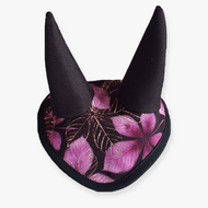 Ohrenkappe Kastanie Lila von Hobby Horse LarDen mit Herzform, lila-schwarzem Stoff mit Blattmuster und zwei hohen schwarzen Ohrenspitzen für zusätzlichen Insektenschutz für dein Hobby Horse.