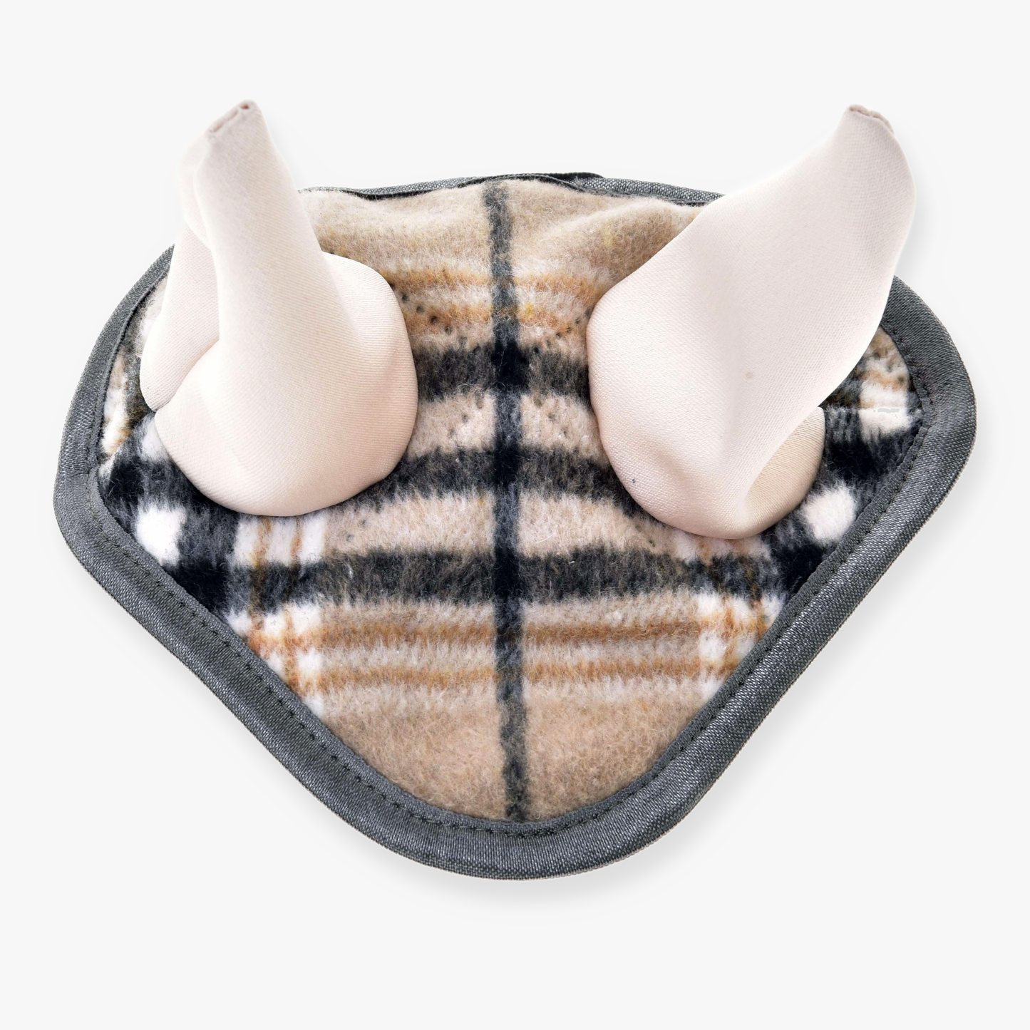 Bonnet d’oreilles Cremo England de Hobby Horse LarDen, pochette en tissu écossais doux avec deux pattes rembourrées claires en peluche sortant du haut, rappelant un Hobby Horse, présentée sur fond blanc.