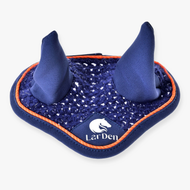 Ohrenkappe gehäkelt Blue Sport von Hobby Horse LarDen mit zwei aufrechten Ohren, orangefarbenem Besatz, Insektenschutz und weißem Pferdekopf-Logo mit „LarDen“-Schriftzug auf der Vorderseite.