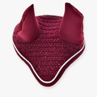 Ohrenkappe gehäkelt Lux Maroon von Hobby Horse LarDen mit zwei spitzen Ohrabdeckungen und weißem Besatz, die Insektenschutz für Hobby Horse bietet. Vor schlichtem weißem Hintergrund gezeigt.