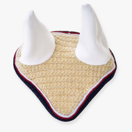 Bonnet d’oreilles au crochet Nicol de Hobby Horse LarDen, pièce triangulaire beige au crochet avec bordures bleues et rouges, surmontée de deux grandes cornes blanches douces, décoration de Noël unique pour les amoureux des chevaux.