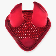 Ohrenkappe gehäkelt rot von Hobby Horse LarDen, ein rotes herzförmiges Stirnband mit zwei weichen, aufrecht stehenden Teufelshörnern und glitzernder Paillettenmitte, inspiriert von einem gehäkelten Design, vor weißem Hintergrund.