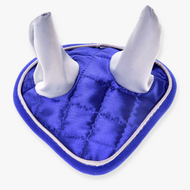 Bonnet d'oreilles DeLuxe Bleu de Hobby Horse LarDen, article en tissu matelassé bleu avec deux cônes en tissu gris dressés, présenté sur fond blanc.