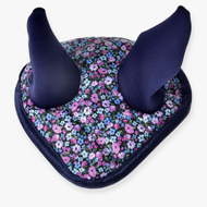 Bonnet d'oreilles Fleur de Hobby Horse LarDen, avec tissu d’oreilles violet et bleu et base ornée de petites fleurs roses, bleues et violettes, offrant à la fois un style charmant et une protection efficace contre les insectes.