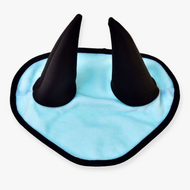 Bonnet d'oreilles bleu glace de Hobby Horse LarDen avec design bleu glace clair, deux longues pointes noires et une bordure noire, présenté à plat sur fond blanc.