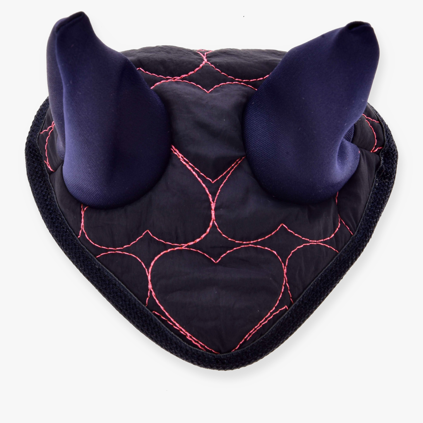 Bonnet d'oreilles Rose Cœur de Hobby Horse LarDen, ornement de cheval foncé en forme de cœur avec pointes rembourrées en forme de cornes et coutures rouges, rappelant un équipement de protection contre les mouches, vu de dessus sur fond blanc.