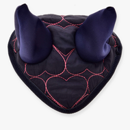 Bonnet d'oreilles Rose Cœur de Hobby Horse LarDen, ornement de cheval foncé en forme de cœur avec pointes rembourrées en forme de cornes et coutures rouges, rappelant un équipement de protection contre les mouches, vu de dessus sur fond blanc.