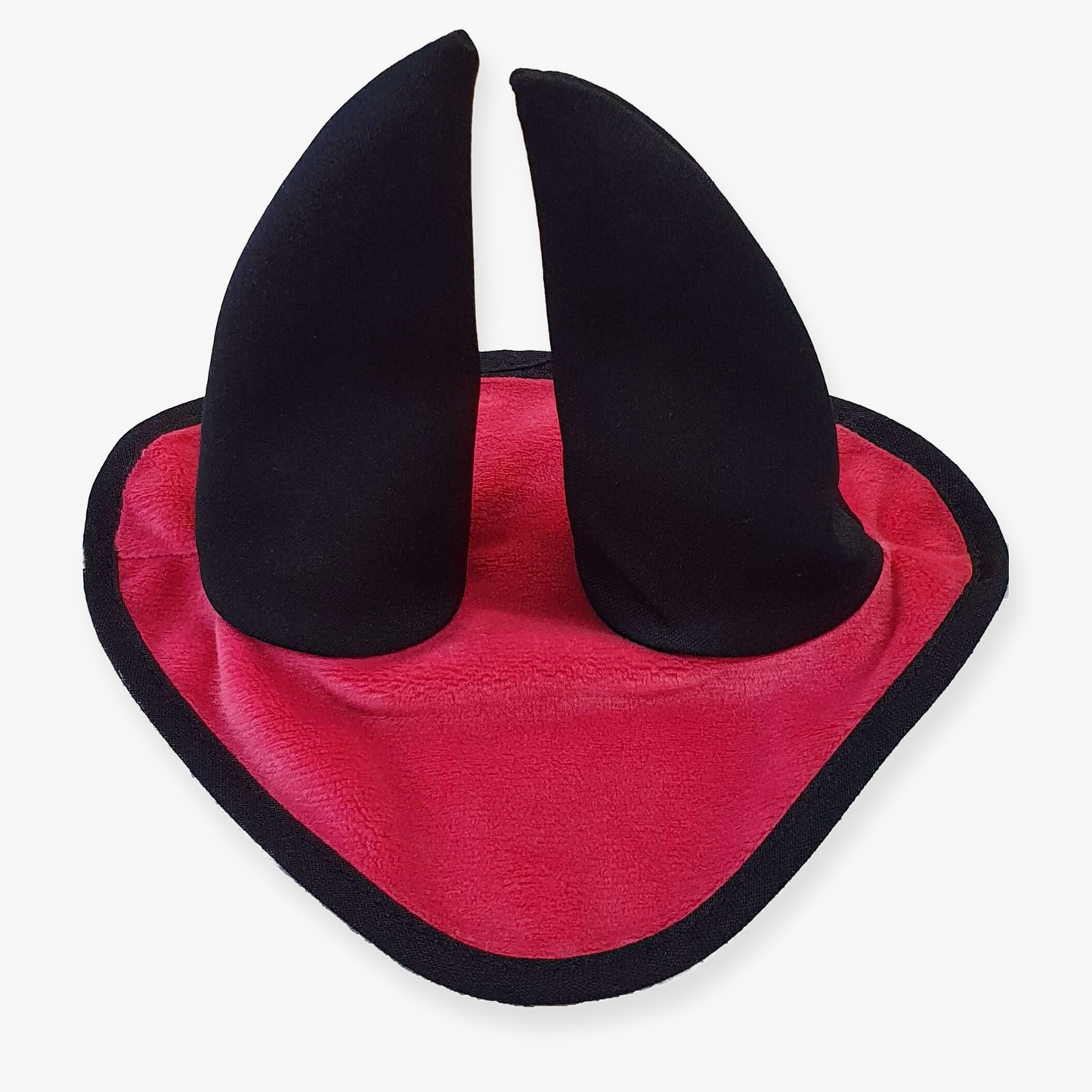 Bonnet d'oreilles Framboise de Hobby Horse LarDen, triangle en tissu rouge avec bordure noire et deux pointes noires dressées, conçu comme accessoire de costume.