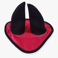 Bonnet d'oreilles Framboise de Hobby Horse LarDen, triangle en tissu rouge avec bordure noire et deux pointes noires dressées, conçu comme accessoire de costume.