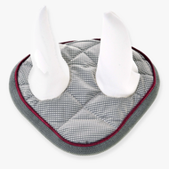 Bonnet d'Oreilles Argent Élégance de Hobby Horse LarDen, coussinet matelassé gris avec bordure bordeaux et deux oreilles blanches dressées, offrant une protection élégante contre les insectes pour le jeu avec un Hobby Horse.