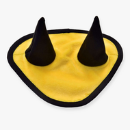 Bonnet d’oreilles jaune (taille M) de Hobby Horse LarDen avec design triangulaire jaune doux et oreilles droites en forme de cône bordées de noir. Idéal comme bonnet d’oreilles pour Hobby Horse ou accessoire de costume, il offre aussi une légère protection contre les insectes.