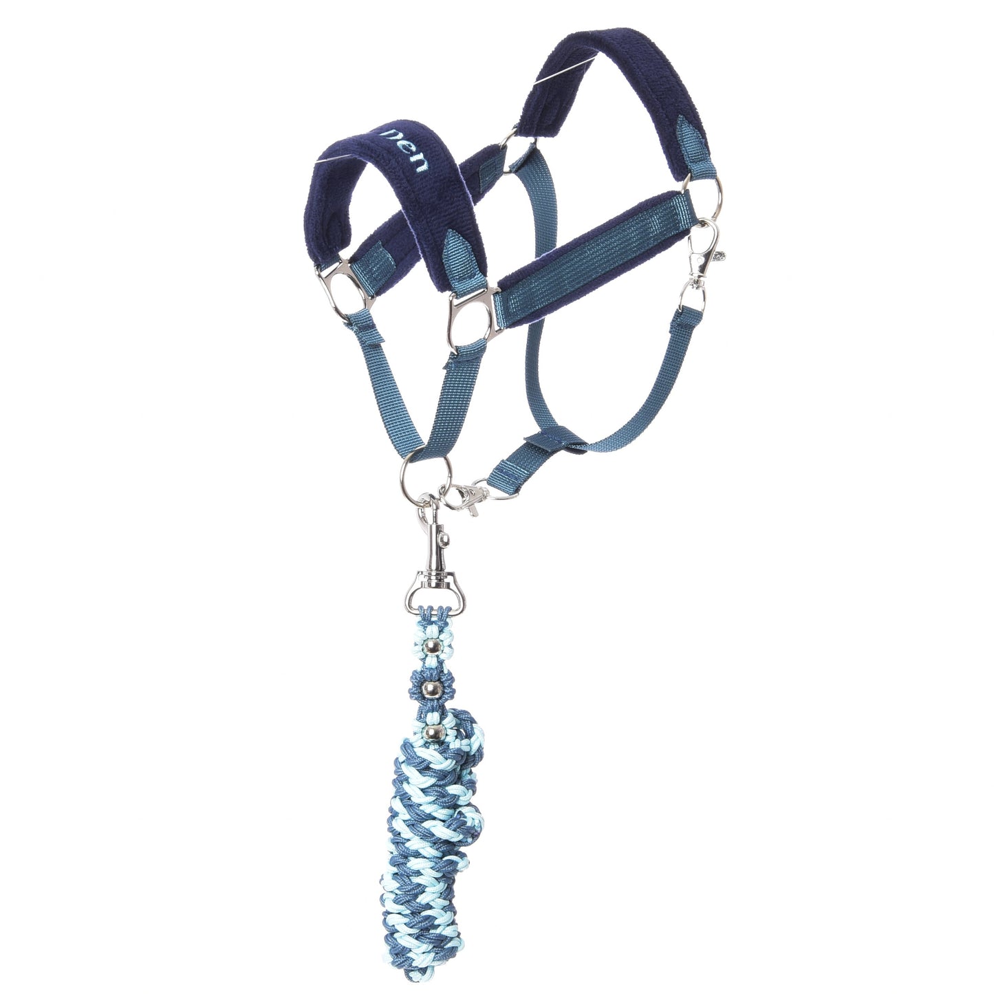 Set LarDen Exclusive Blue von Hobby Horse LarDen, ein blaues und navyfarbenes Halfter für Hobby Horse mit Fleece-Nasenriemen und befestigtem gedrehtem Führstrick in Blau und Weiß, vor weißem Hintergrund.