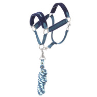 Set LarDen Exclusive Blue von Hobby Horse LarDen, ein blaues und navyfarbenes Halfter für Hobby Horse mit Fleece-Nasenriemen und befestigtem gedrehtem Führstrick in Blau und Weiß, vor weißem Hintergrund.