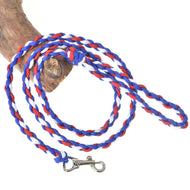 Die Leine Hobby Horse LarDen „Hobby Horse - rope stripe Flag CZ“ in Blau, Rot und Weiß mit Metallclip und Schlaufe als Griff ist auf Holz aufgewickelt – ideal zum Führen Ihres Haustiers oder als Führstrick für Hobby Horse.