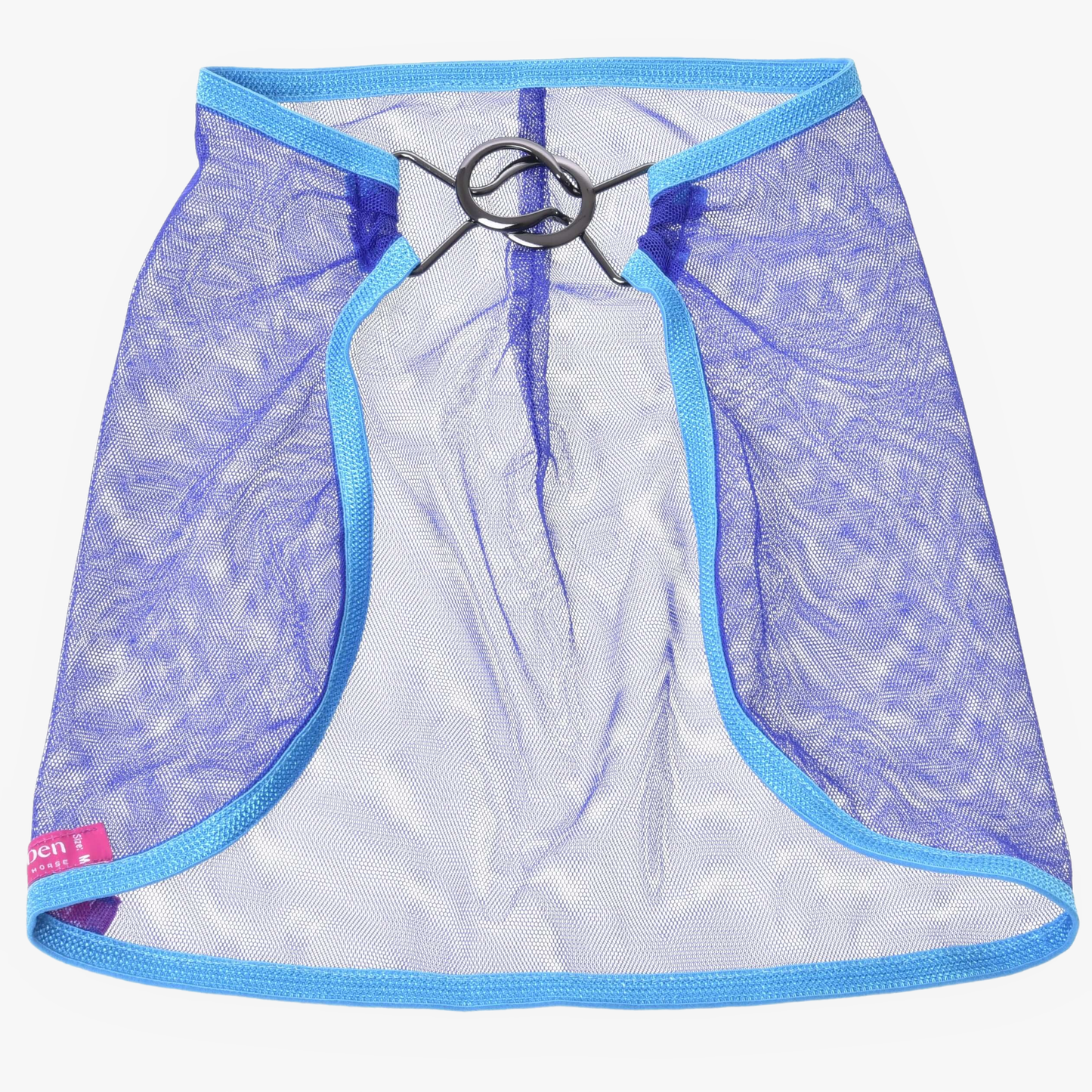 Couverture anti-mouches de Hobby Horse LarDen, cape en maille bleue avec bordure bleu clair et deux anneaux noirs à l’encolure, présentée à plat sur fond blanc. Une petite étiquette rose décore le coin inférieur gauche, idéale comme couverture pour le jeu avec un Hobby Horse.