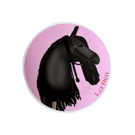 Ein runder Sticker aus Set Stickers 5 von Hobby Horse LarDen zeigt ein schwarzes Hobby Horse mit Zaumzeug und geflochtener Mähne auf pinkem Hintergrund, mit „LarDen“ in Rot auf der rechten Seite des Kreises.