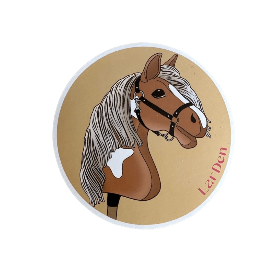 Illustration d’un Hobby Horse marron et blanc avec crinière blanche, bride noire et fond neutre. « Lauren » est écrit en rose sur le bord droit. Ensemble d'autocollants 5 de Hobby Horse LarDen, idéal pour les fans de Hobby Horse.