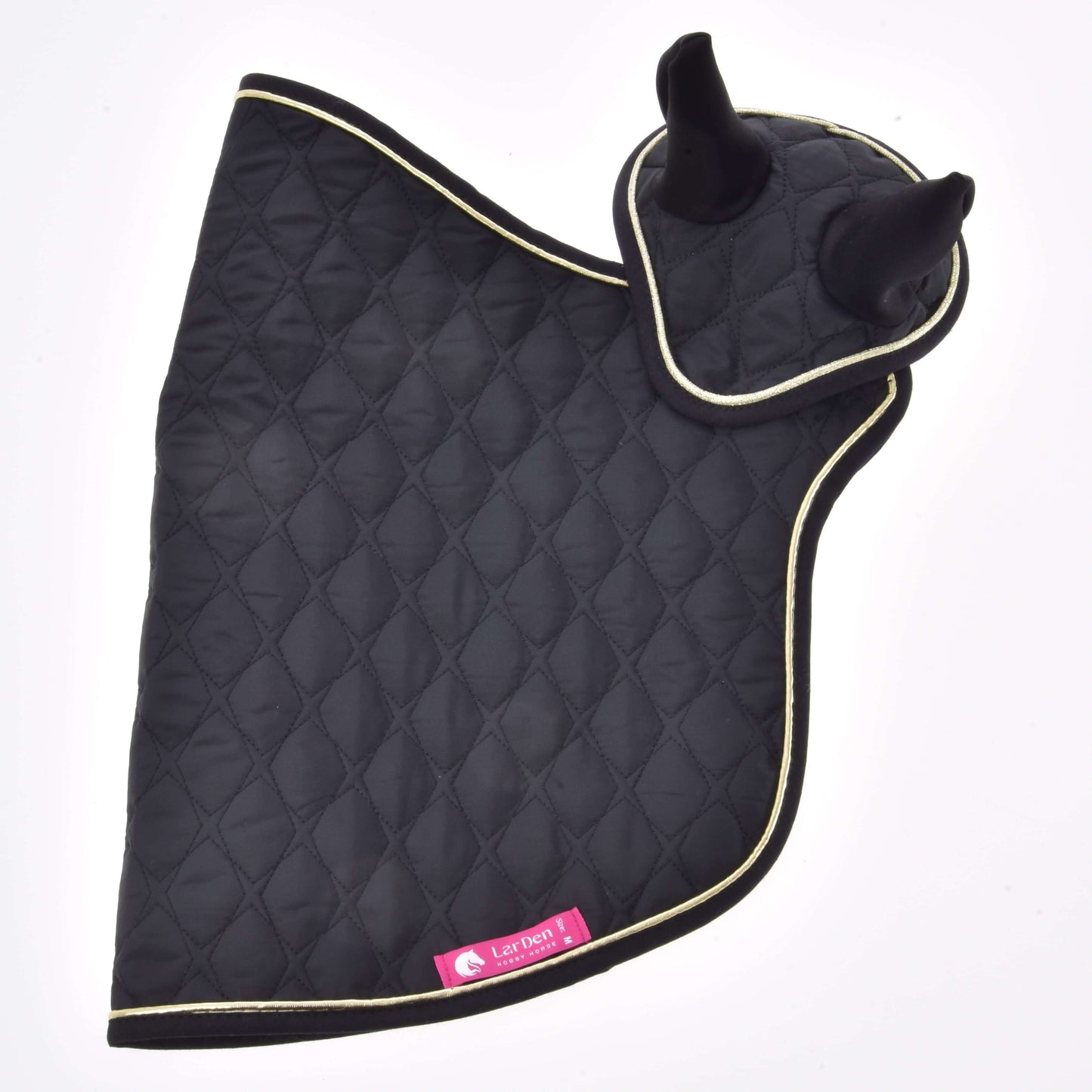 Ensemble Majestueux de Hobby Horse LarDen, couverture de cheval noire matelassée avec bordure crème et deux couvre-oreilles attachés pour la protection contre les insectes. Une étiquette rose est visible sur le bord inférieur. La couverture est posée à plat sur fond blanc.