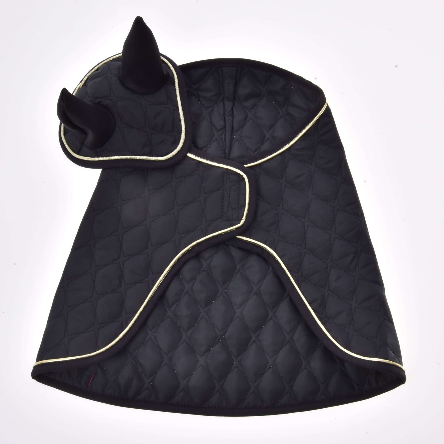 Ensemble Majestueux de Hobby Horse LarDen, cape matelassée noire avec bordure blanche et capuche attachée avec deux oreilles droites et pointues, idéale comme bonnet d’oreilles élégant pour Hobby Horse pour votre compagnon.